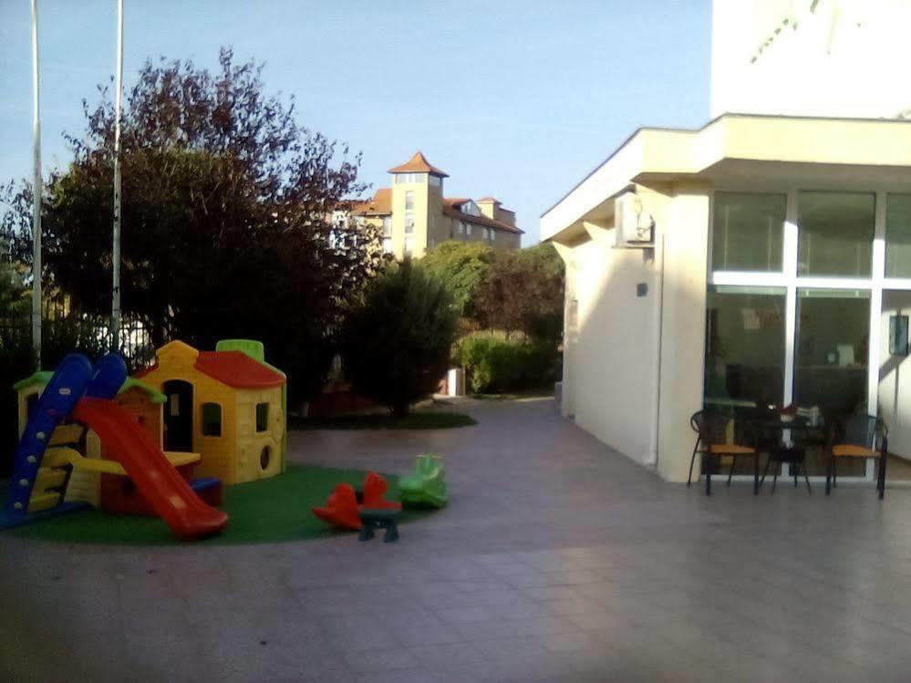 ساني بيتش Julia Family Apartments المظهر الخارجي الصورة